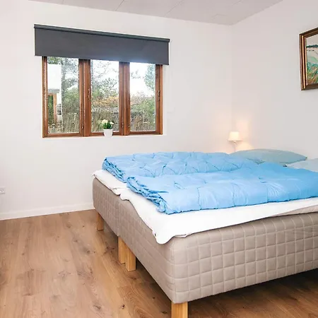 8 Person In Blavand-by Traum